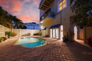 a house with a swimming pool in a yard at Ocean Vue By Beachside Management in Siesta Key