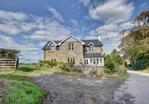 an old brick house on the side of a road at Northcote Lodge in Burrington