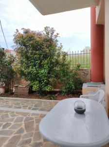 una mesa blanca con una pelota en un patio en Pegasus cosy house, en Atenas