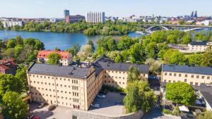 una vista aérea de una ciudad con río y edificios en STF Långholmen Hostel en Estocolmo