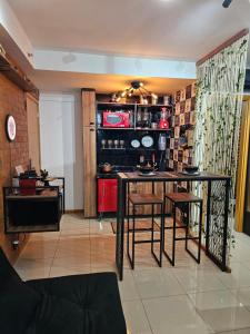 a kitchen with a table and chairs in a room at Studio Aisiki - Apartamento em Brasília in Brasilia