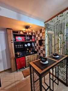 a kitchen with a table in a room at Studio Aisiki - Apartamento em Brasília in Brasília