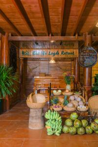 バクハにあるBac Ha Lodge Retreatの果物・野菜のバスケットを展示した店舗
