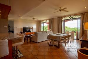 Televiisor ja/või meelelahutuskeskus majutusasutuses Bougainvillea 8211 Luxury Apartment - Reserva Conchal