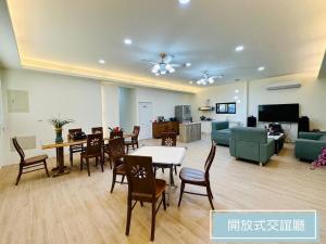 a living room with a table and chairs and a couch at 沐星園villa in Tung-k'eng-ts'un