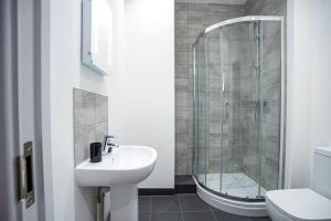 Ένα μπάνιο στο Bayard Apartments City Centre 2 Bedroom Apartment