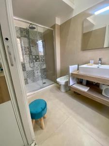 uma casa de banho com uma banheira, um lavatório e um WC. em Casa Panorama, casa vacanza. em Torre del Greco