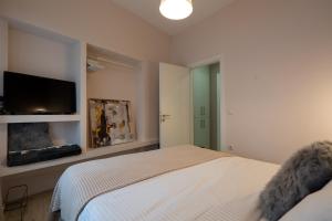 Ένα ή περισσότερα κρεβάτια σε δωμάτιο στο 1BR Athenian Serenity 15 Minutes From Acropolis