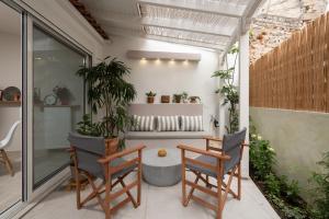 Χώρος καθιστικού στο 1BR Athenian Serenity 15 Minutes From Acropolis