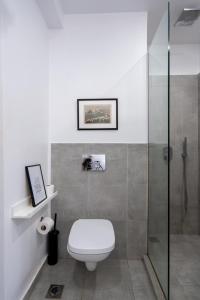 Ένα μπάνιο στο 1BR Athenian Serenity 15 Minutes From Acropolis