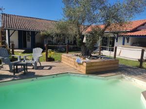 Bazén v ubytování cottage la dune les cigales du bassin à Gujan-Mestras nebo v jeho okolí