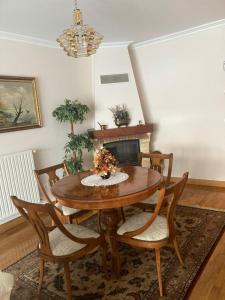 comedor con mesa de madera y sillas en Bonbillo - ONGI ETORRI, en Zumaia