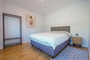 a white bedroom with a bed and a mirror at Tähe Apartment in Tartu