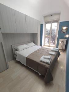 um quarto com uma cama grande e uma janela em Le case di Roberto em Gioia del Colle