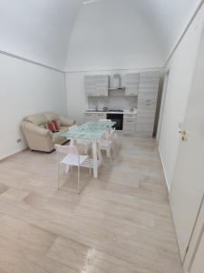 uma sala de estar com uma mesa e um sofá em Le case di Roberto em Gioia del Colle