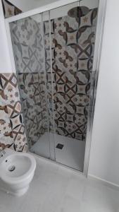 ein Bad mit einem WC, einer Dusche und einem Waschbecken in der Unterkunft Dimora Collina 3 in Sannicola