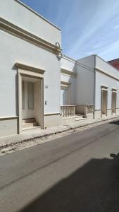 ein weißes Gebäude an der Straßenseite in der Unterkunft Dimora Collina 3 in Sannicola