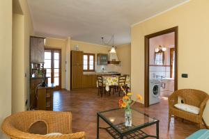 sala de estar con mesa y cocina en Acacia, en Santa Luce