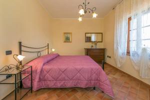 1 dormitorio con cama rosa y ventana en Acacia, en Santa Luce