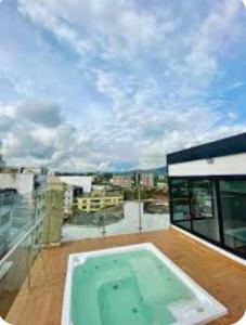 a hot tub on the roof of a building at precioso apartamento en el norte de armenia contiguo a SAO in Armenia