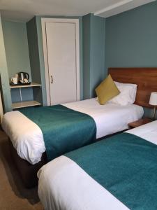 Ein Bett oder Betten in einem Zimmer der Unterkunft Dunmuir Hotel
