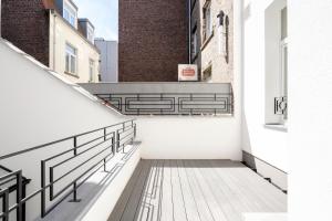 un pasillo vacío de un edificio con escaleras en The Rose Flats en Bruselas