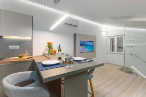 Apartment Ena Near Pula Amphitheater的电视和/或娱乐中心