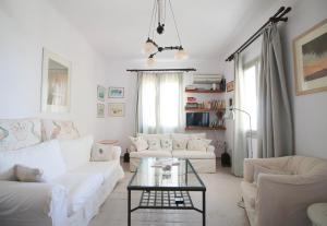 Istumisnurk majutusasutuses Villa with View of Agios Ioannis and Pool with Jacuzzi