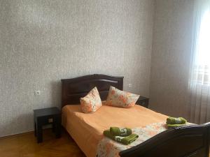 Postel nebo postele na pokoji v ubytování Luka Family Guest House