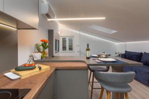Posezení v ubytování Apartment Ena Near Pula Amphitheater + 32 fotografií