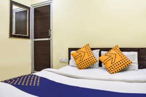 سرير أو أسرّة في غرفة في OYO Hotel Maharaja