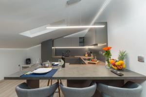 Apartment Ena Near Pula Amphitheater的厨房或小厨房