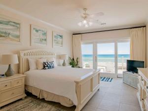een slaapkamer met een bed en uitzicht op de oceaan bij Coastal Haven by Southern Vacation Rentals in Pensacola Beach