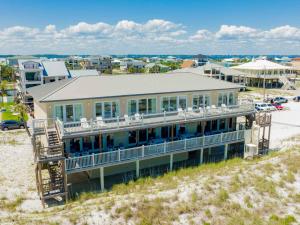 een luchtzicht op een huis op het strand bij Coastal Haven by Southern Vacation Rentals in Pensacola Beach