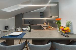 Apartment Ena Near Pula Amphitheater的厨房或小厨房