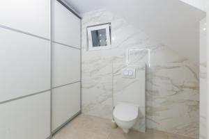Apartment Ena Near Pula Amphitheater的一间浴室