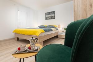 普拉Apartment Ena Near Pula Amphitheater的一间卧室，里面有一张床、一张桌子和一把椅子