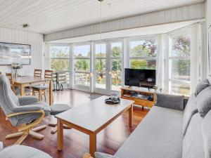 ein Wohnzimmer mit einem Sofa und einem Tisch in der Unterkunft Holiday home Aabenraa LXXII in Aabenraa