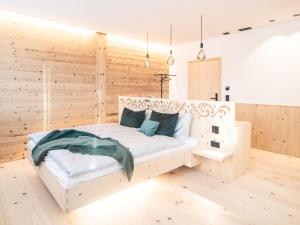 a bedroom with a bed in a wooden wall at Dorfplatz Urnäsch in Urnäsch +36 photos