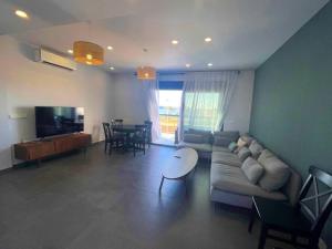 馬薩龍的住宿－New built 3-bed penthouse with pool, Mar de Plata，客厅配有沙发和桌子