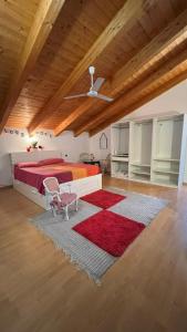 een slaapkamer met een groot bed en een tapijt bij Casa Ori in Salto