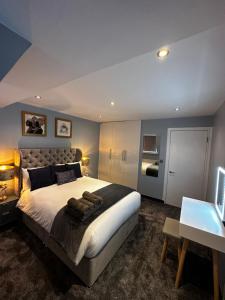 a bedroom with a large bed and a desk at One bedroom flat in Chelsea in London