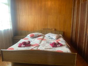 Postel nebo postele na pokoji v ubytování Luka Family Guest House