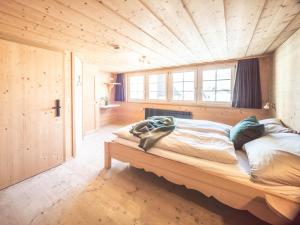 uma cama grande num quarto com tecto em madeira em Dorfplatz Urnäsch em Urnäsch