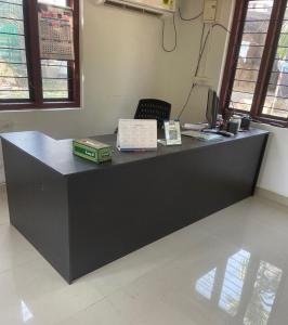 ein schwarzer Schreibtisch mit Büchern auf einem Zimmer in der Unterkunft OYO Home 80909 New star homes in Kotamangalam