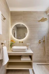 W łazience znajduje się umywalka i lustro. w obiekcie Acropolis Villa w Atenach