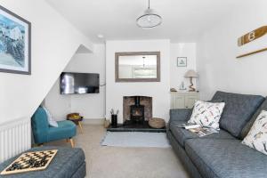 uma sala de estar com um sofá e uma lareira em Bay Cottage, Brixham em Brixham