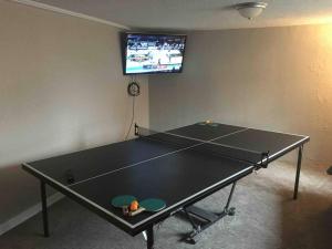 mesa de ping pong en una habitación con TV en Beautiful Perfectly Located Hot Tub Fire Pit Bikes en Colorado Springs