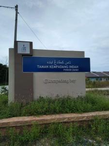 Um sinal para o Tamil Krenan coreano a brincar ao hospital. em M2H Homestay em Kuantan