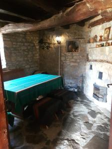 クルシュナにあるHoliday Home Maarataの緑のテーブルと暖炉付きの部屋